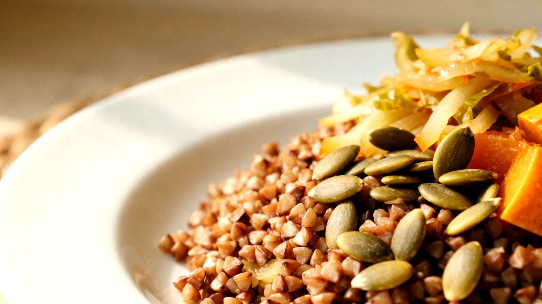 Insalata di grano saraceno con verdure fermentate e semi di zucca"