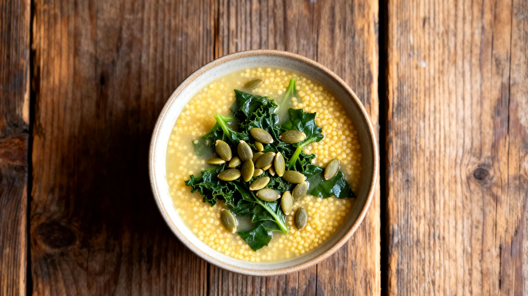 Zuppa di miglio con verdure amare e semi di zucca"